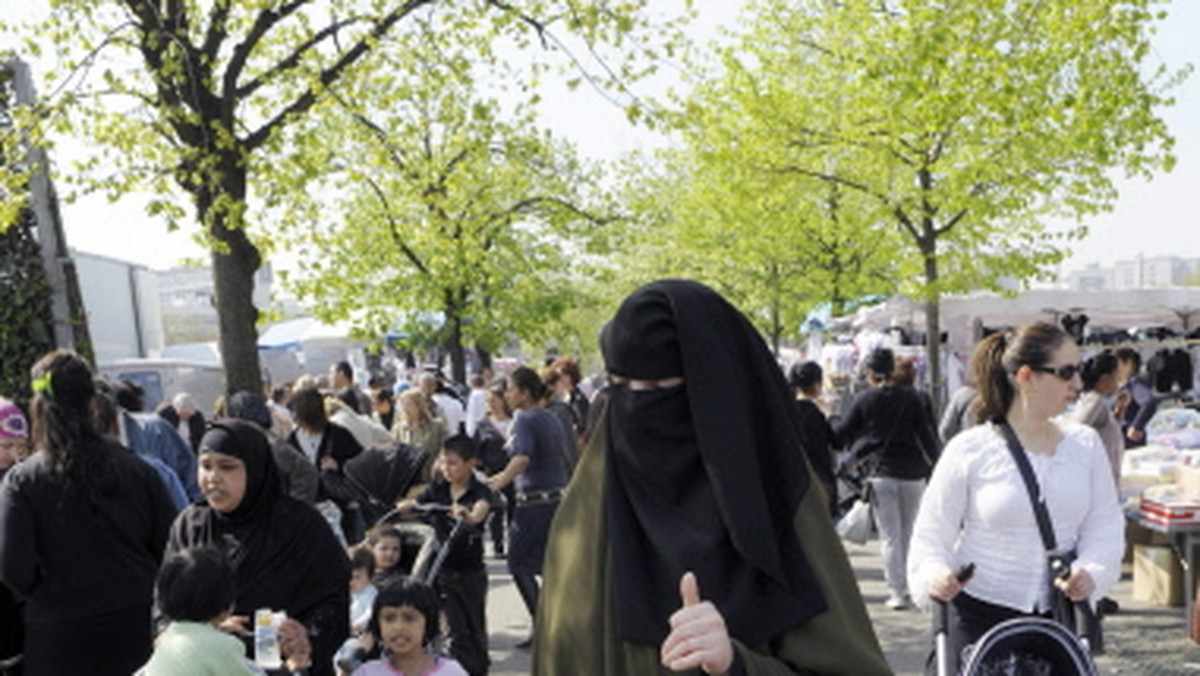 Francuski Senat przyjął projekt ustawy zakazującej noszenia we wszystkich miejscach publicznych muzułmańskich zasłon, takich jak burka czy nikab. Oznacza to definitywne przyjęcie zakazu przez parlament.