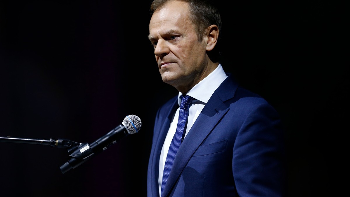 Donald Tusk zamieścił w mediach społecznościowych nagranie z życzeniami z okazji świąt Bożego Narodzenia. Klip rozpoczyna się kolędą "Wśród nocnej ciszy", zaśpiewaną przez Tuska 22 lata temu. Przewodniczący Rady Europejskiej kończy zwrotkę już nowym, tegorocznym wykonaniem tej samej kolędy. Następnie składa życzenia.