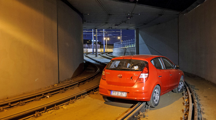 GPS irányította a sofőrt a villamos alagútba, baleset lett a vége /Fotó: MTI/Lakatos Péter