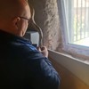 Vladica Stanković uhvatio zmiju koja je pokušala da izađe kroz prozor porodične kuće