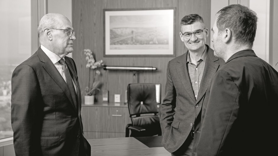 Twórcy funduszu Enterprise Investors Jacek Siwicki (z lewej) oraz Michał Rusiecki (w środku) w rozmowie z Piotrem Karnaszewskim
