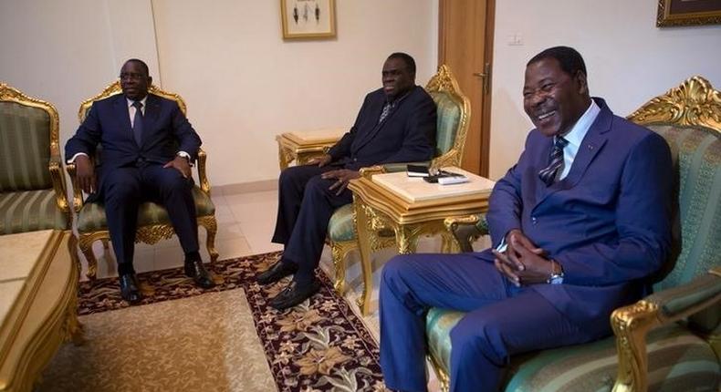 Senegalese President Macky Sall (L) and Beninois President Thomas Boni Yayi (R) pose for a picture with Burkinabe transitional President Michel Kafando (C) at the president's residence in Ouagadougou, Burkina Faso, September 19, 2015.  REUTERS/Joe Penney