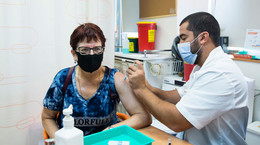Szturm na trzecią dawkę szczepionki na COVID-19 w Izraelu. Będą kolejne?