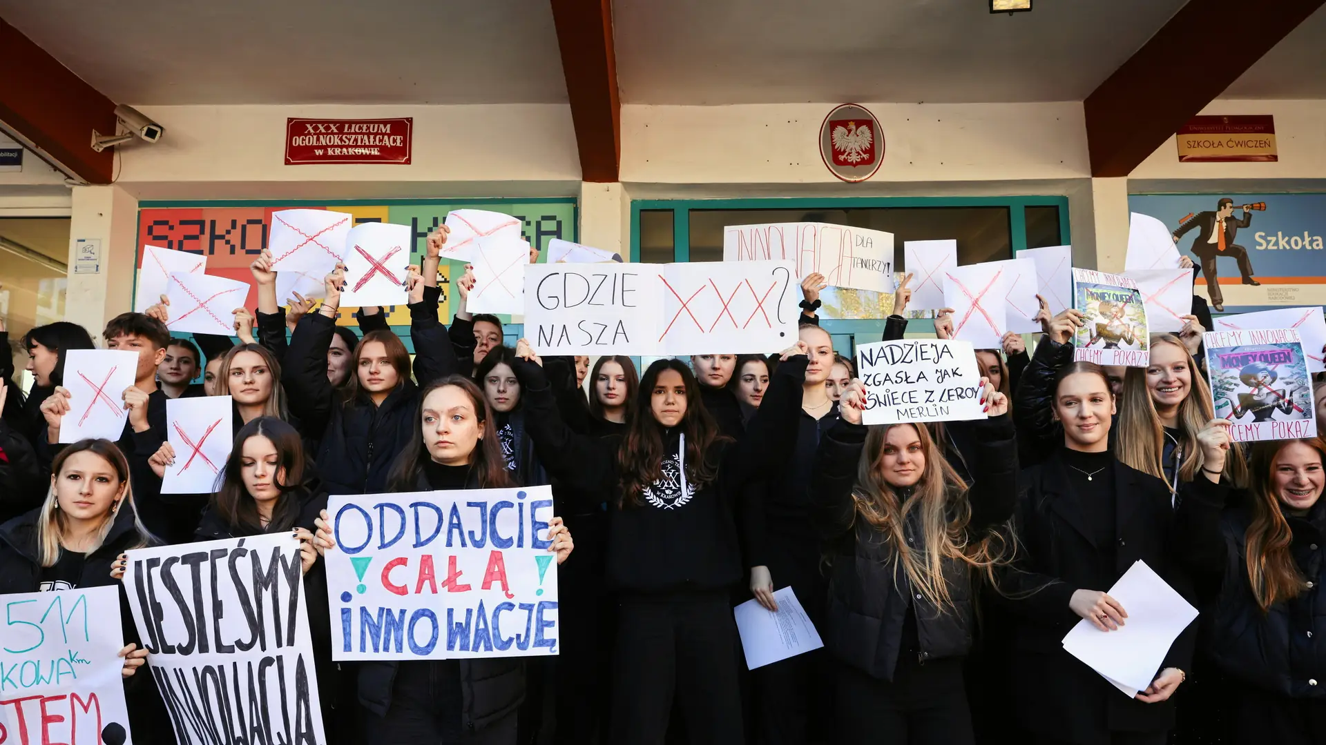 "Czarny protest" uczniów w Krakowie. Dyrektorka: są zmanipulowani