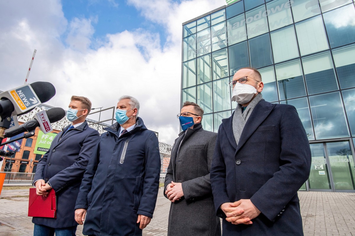 Posłowie KO Michał Szczerba (P), Cezary Grabarczyk (2L) i Dariusz Joński (2P) oraz wiceprezydent Łodzi Adam Wieczorek (L) podczas konferencji prasowej przed szpitalem tymczasowym EXPO-Łódź