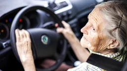 seniorzy stracą prawo jazdy w 2025? decyzja zapadła. oto wielkie zmiany