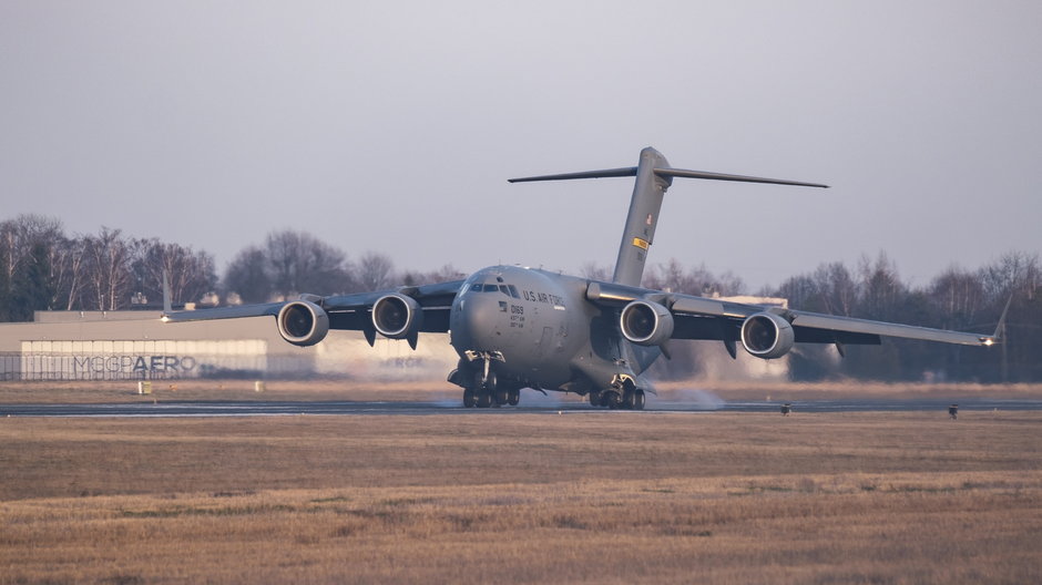 Amerykański samolot Boeing C-17A Globemaster III na lotnisku w Rzeszowie-Jasionce. 15.02.2022 r.