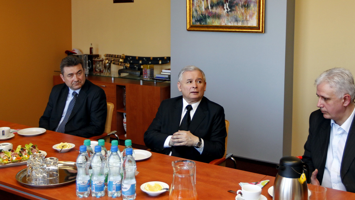 Prezes PiS Jarosław Kaczyński, kontynuując wizytę na Śląsku, spotkał się z zarządem śląsko-dąbrowskiej Solidarności. Udzielił związkowcom wsparcia w kwestii referendum emerytalnego oraz inicjatywy obywatelskiej, której celem jest doprowadzenie do zawieszenia pakietu klimatycznego. - Ktoś próbuje wmawiać, że to ma jakieś znaczenie dla klimatu, jest po prostu śmiechu warte - argumentował.