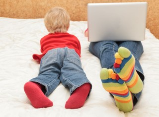 Praca na urlopie macierzyńskim i rodzicielskim nie pozbawi zasiłku, ale czasami go zmniejszy