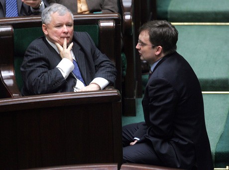 Jarosław Kaczyński i Zbigniew Ziobro podczas posiedzenia Sejmu, grudzień 2007