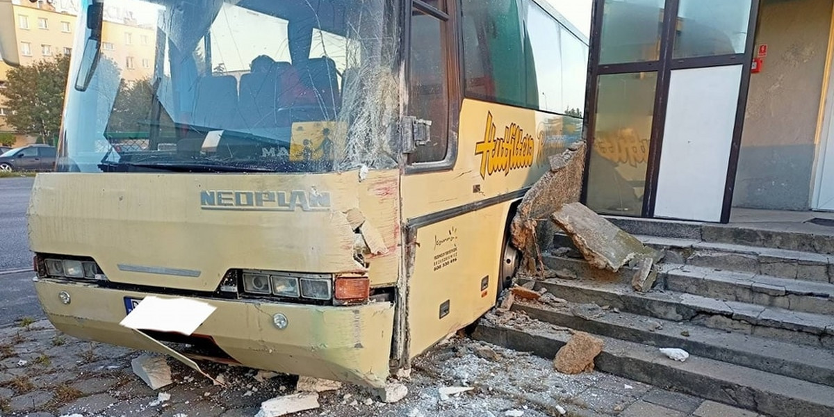 Groza w Gnieźnie. Autobus wjechał w budynek.