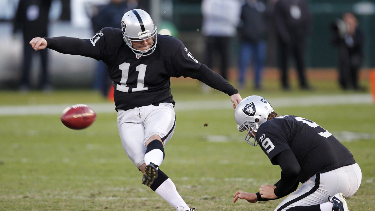 Sebastian Janikowski był najjaśniejszą postacią Oakland Raiders w przegranym spotkaniu z San Diego Chargers 26:38. Urodzony w Wałbrzychu futbolista nie pomylił się ani razu przy kopnięciach i zdobył 14 punktów dla swojej ekipy, mimo to Raiders przegrali i pożegnali się z tegorocznymi rozgrywkami NFL.