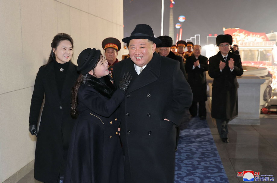 Księżniczka Korei Północnej wpatrzona w ojca zmierza na wojskową paradę w Pjongjangu. 8 lutego 2023 r.