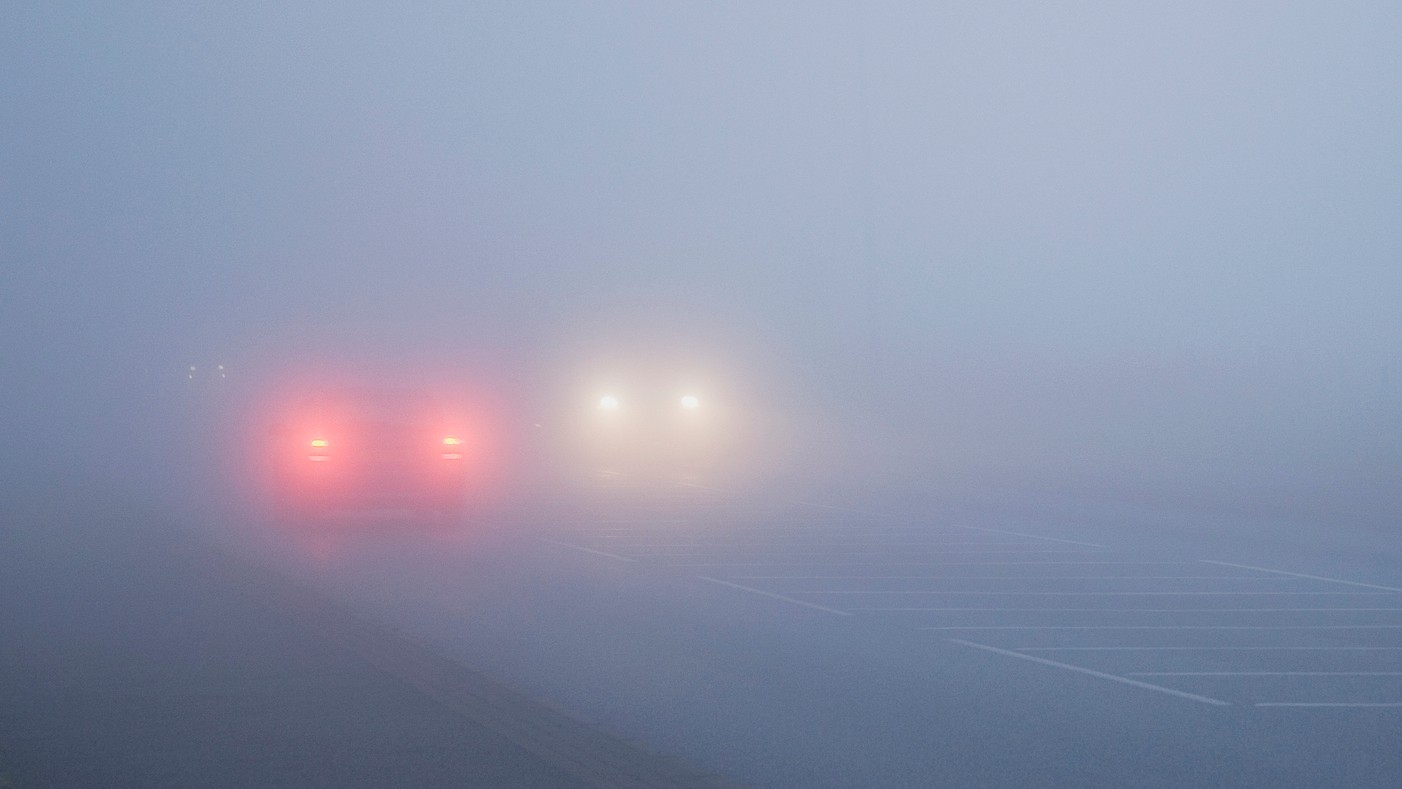 Policajti v Košickom kraji upozorňujú na hustú hmlu. (ilustračné foto)