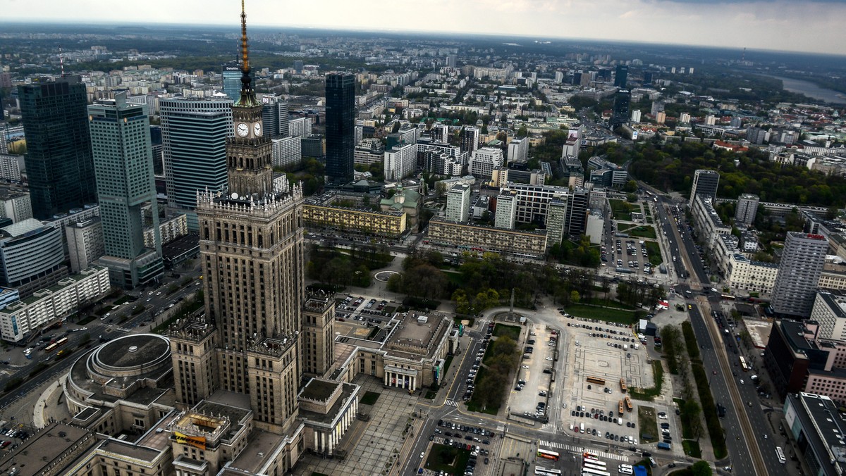 Funkcjonariusze Centralnego Biura Antykorupcyjnego wszczęli w Urzędzie Miasta Warszawy trzy kontrole - informuje RMF FM. Jak na razie agenci zabezpieczają niezbędne dokumenty.