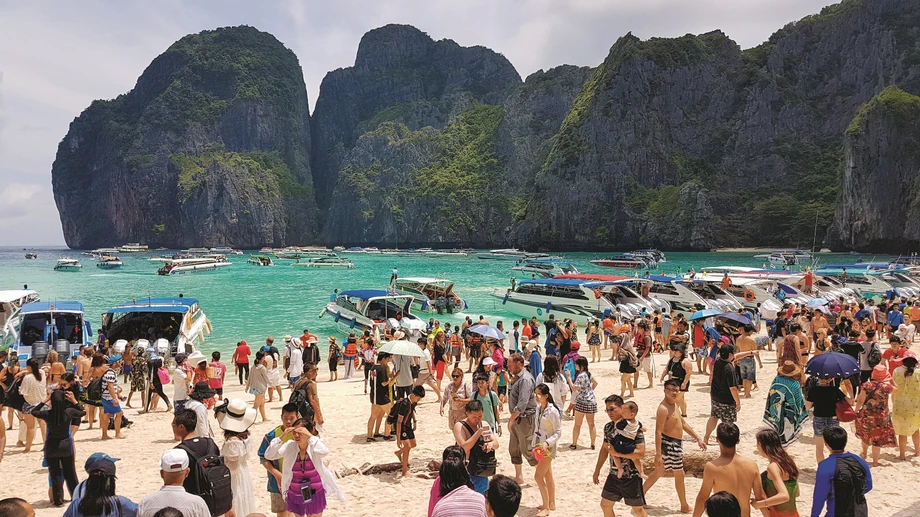 Na Maya Bay, rajską plażę w Tajlandii, turyści przypływali głównie w celu zrobienia selfie. Bo prawdziwy odpoczynek w tłumie 5 tys. plażowiczów już dawno przestał być możliwy 