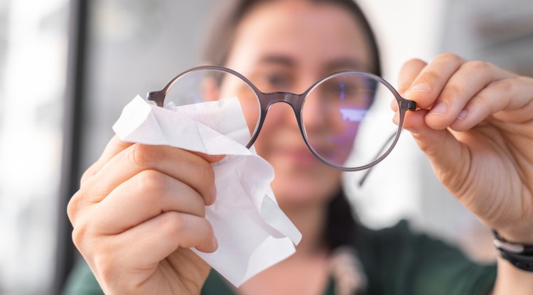 Karcolások ellen nem elég csak áttörölni a szemüveget Fotó: Getty Images