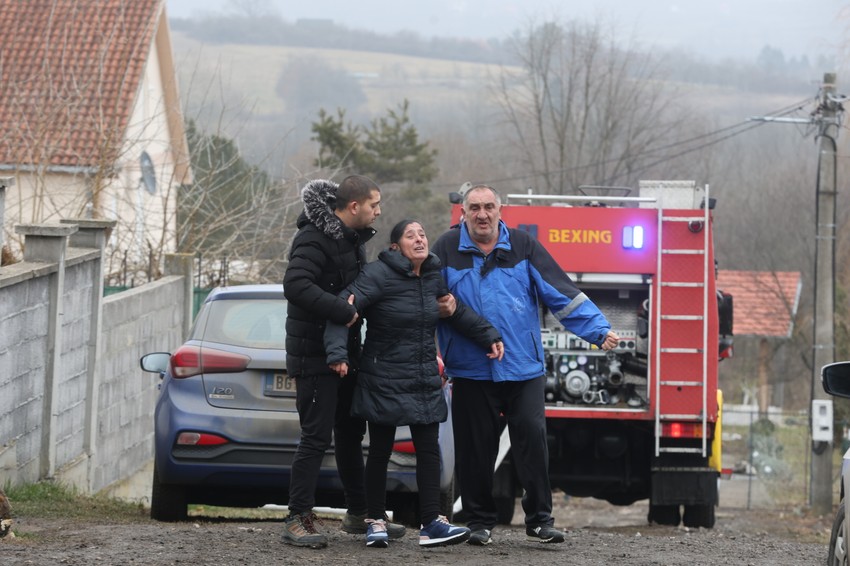 Ženu čija je majka korisnik sve vreme su pridržavala dvojica muškaracaž