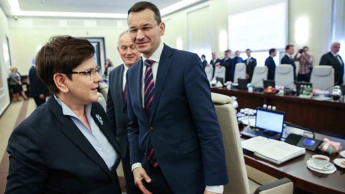 Na początku kwietnia, jeszcze przed sejmową debatą i głosowaniem ws. wotum nieufności dla rządu, 38 proc. ankietowanych popierało gabinet Beaty Szydło, a 35 proc. było jego przeciwnikami; 25 proc. określało zaś swój stosunek do obecnej Rady Ministrów jako obojętny - wynika z sondażu CBOS.