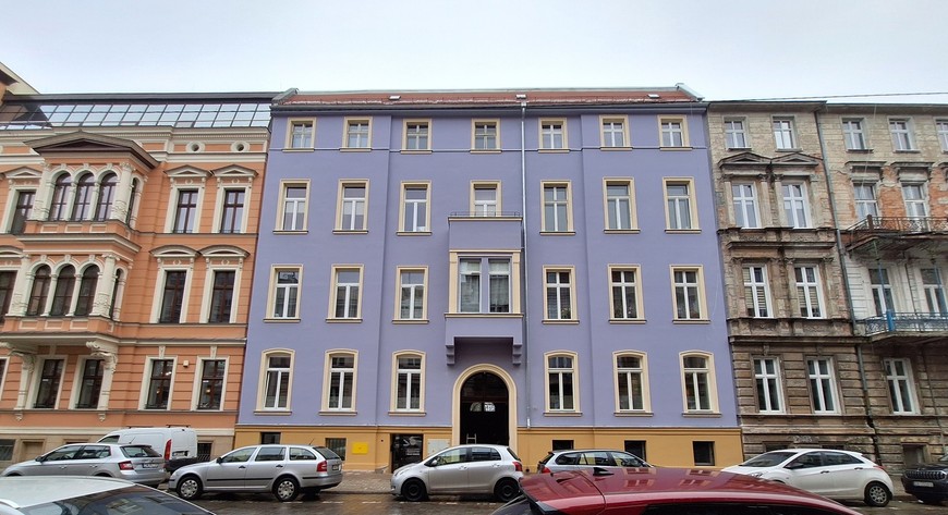 Kamienica przy Lelewela 10 już po operacji plastycznej. Nie ma co jej zaglądać w PESEL, bo prezentuje się bombowo. 