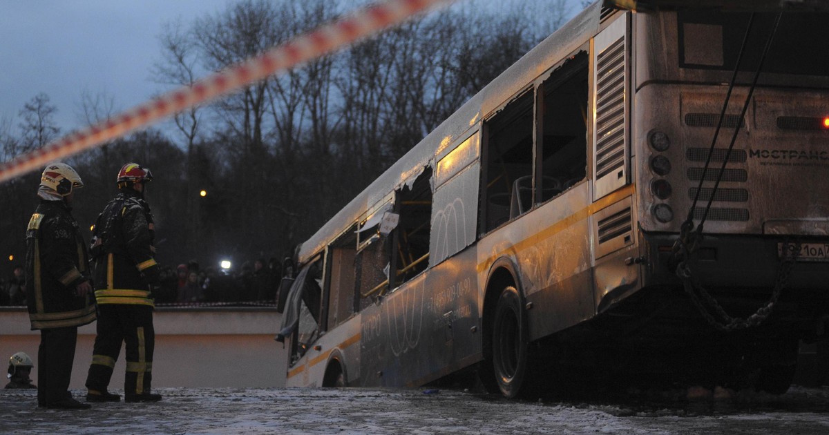 Na Przystanek Wjechał Autobus Pełen Ludzi Moskwa. Autobus wjechał w tłum ludzi. Kierowca Wiktor Tichonow nie może