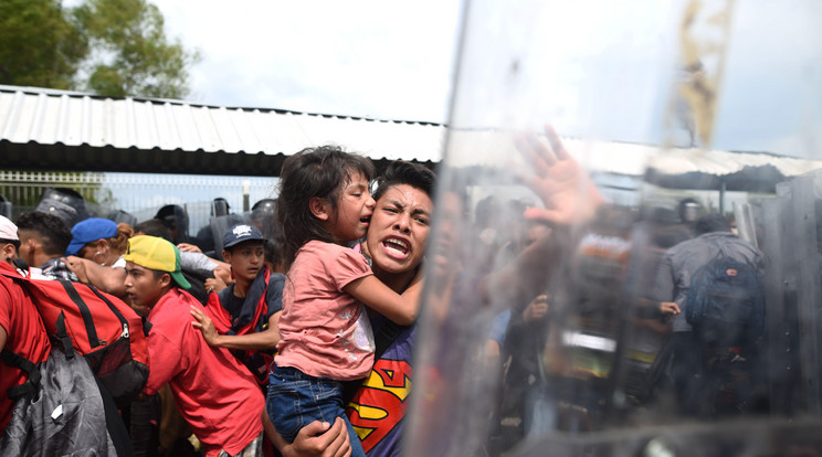 Hondurasi menekültek Mexikóhoz értek/ Fotó: MTI-EPA- Edwin Bercian