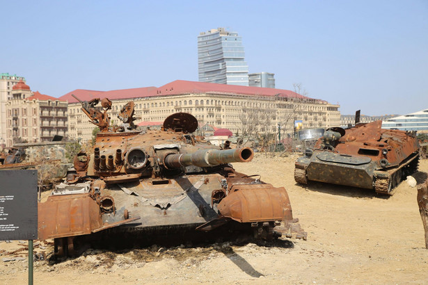 Zniszczone armeńskie czołgi w Muzeum Łupów Wojennych w Baku