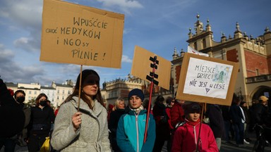 Manifestacja przeszła przez Kraków. Uczestnicy skandowali "nie ma uchodźców, są ludzie" [ZDJĘCIA]