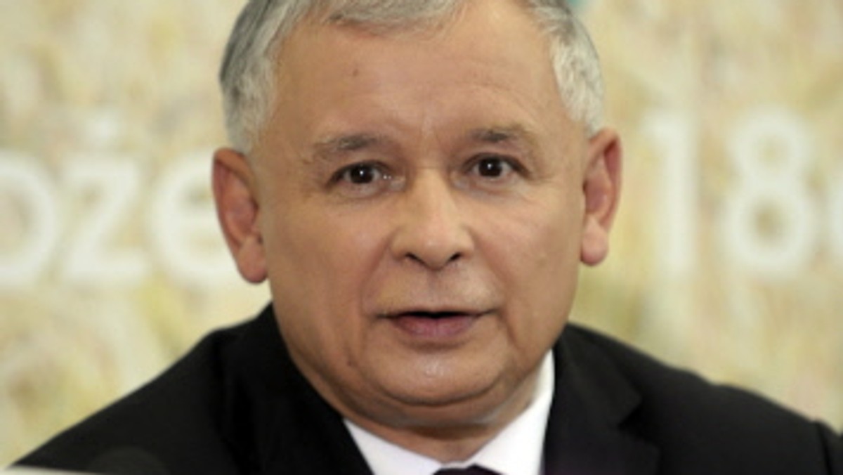 Prezes PiS Jarosław Kaczyński podczas wystąpienia w Sejmie, które było związane z tragicznymi wydarzeniami w łódzkim biurze PiS, ostro piętnował agresję w życiu publicznym w Polsce. Kaczyński odwoływał się do wydarzeń, jakie miały miejsce przed Pałacem Prezydenckim z udziałem obrońców i przeciwników krzyża. - Gaszono papierosy na szyjach modlących się kobiet. Była policja, były siły porządkowe, nie było interwencji. Oddawano mocz na palące się znicze - zwracał uwagę prezes PiS.