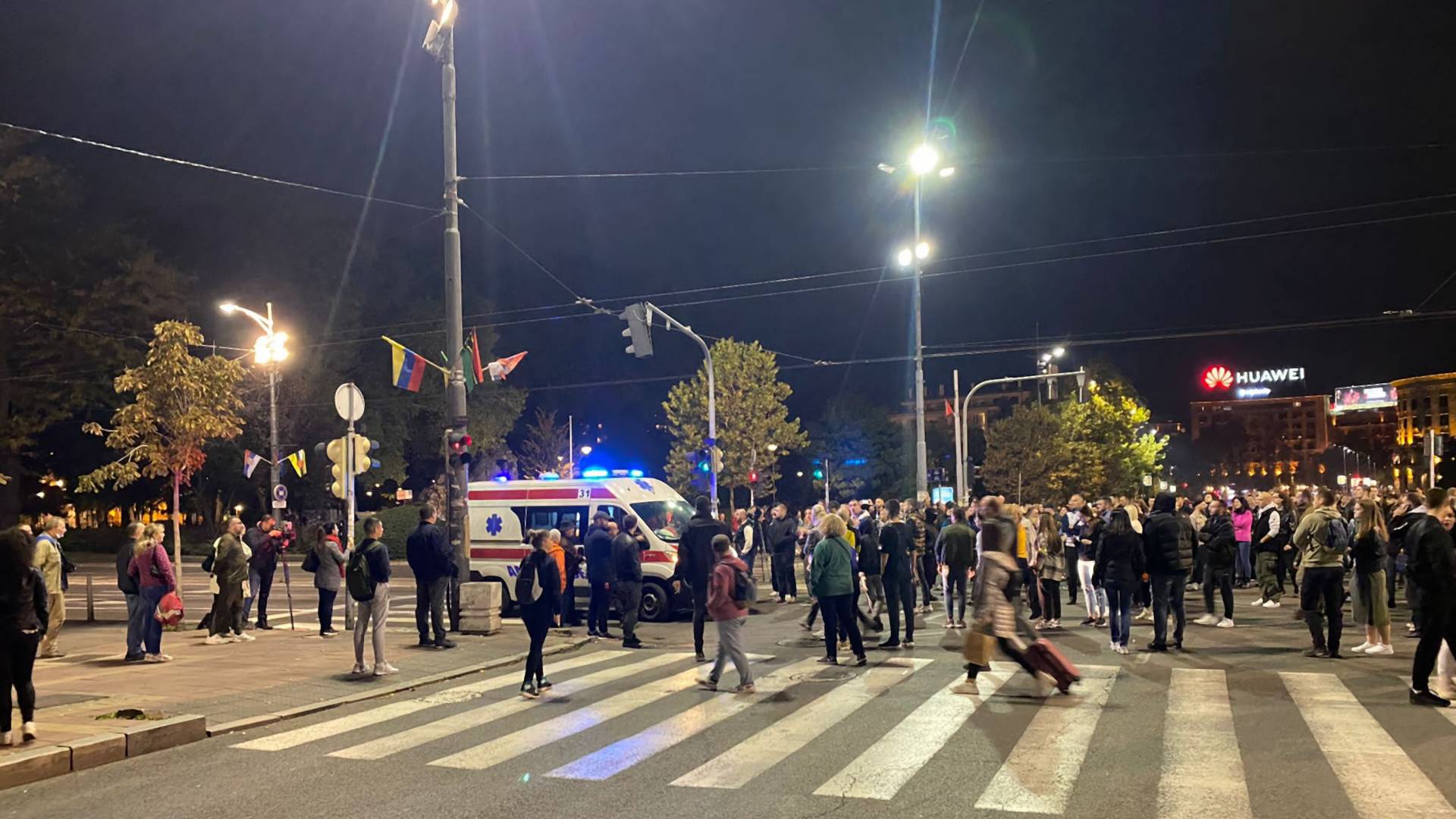 Demonstranti antivakseri u Beogradu prevazišli sami sebe - Zaustavili kola Hitne pomoći i nisu hteli da ih puste misleći da su ubačeni elementi