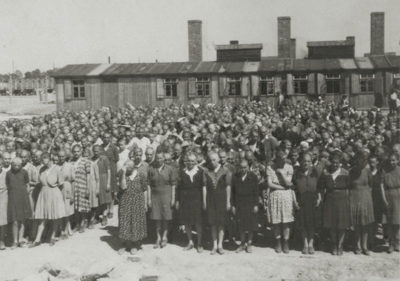 Więźniarki Auschwitz-Birkenau podczas apelu. Zdjęcie z maja lub czerwca 1944 roku 
