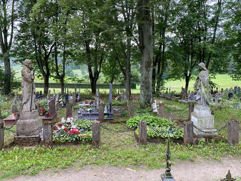 Podwójny pomnik–grób ks. Walentego Barczewskiego (pod Jezusem) i jego matki (pod Maryją)