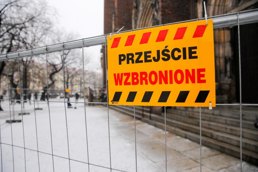 Kościół w centrum Wrocławia jest ogrodzony płotem