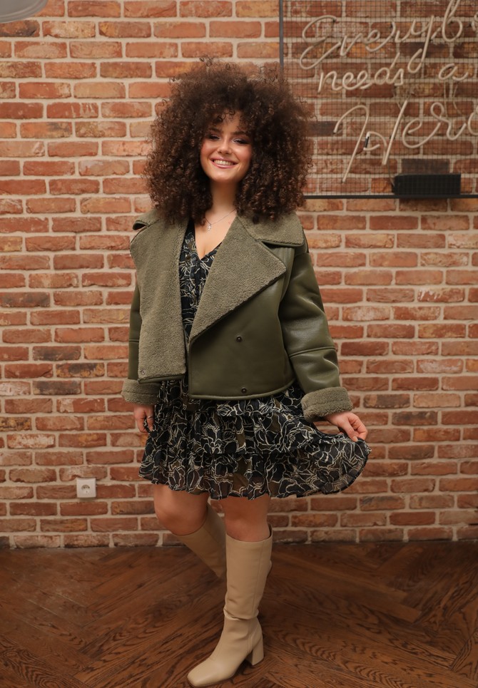 Milena afro u lepršavoj haljinici