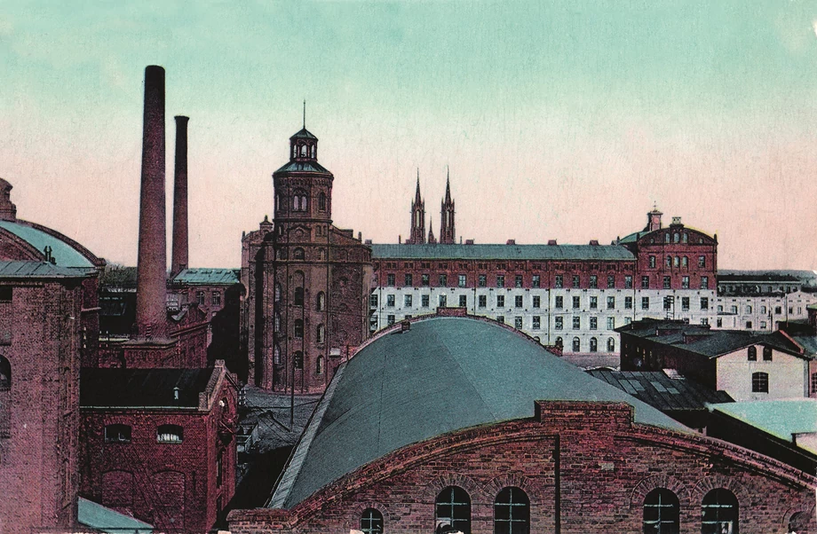 W 1829 r. na terenie dzisiejszego Żyrardowa powstała pierwsza przędzalnia i hala tkacka. Na zdjęciu: podwórze fabryczne, widok na starą przędzalnię lnu, ok. 1912 r. 