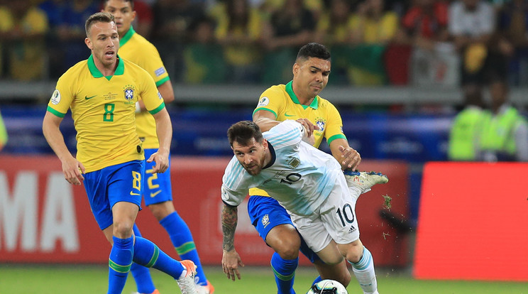 A Messivel (elöl) felálló Argentínát 2-0-ra verték a házigazda brazilok /Fotó: Getty Images
