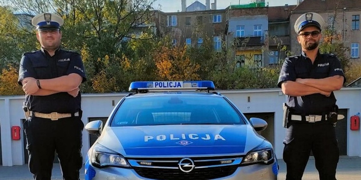 Policjanci z Wrocławia uratowali tonącą kobietę.