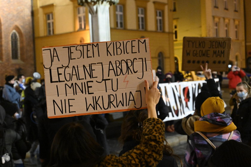 Trybunał Konstytucyjny opublikował uzasadnienie wyroku ws. aborcji. Protesty w Polsce