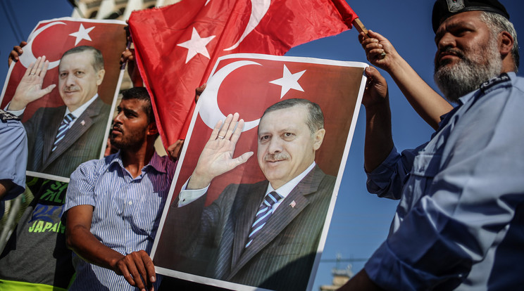Erdogan hívei meghiúsították a puccskísérletet /Fotó: AFP