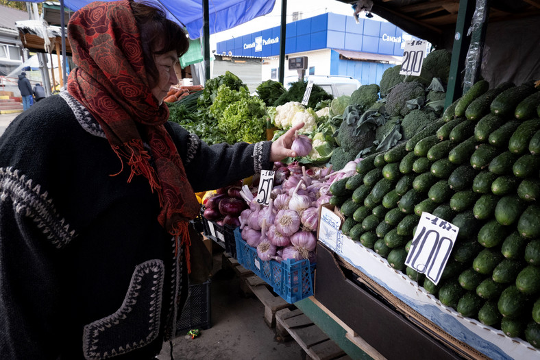 Kobieta kupuje warzywa na targu w Moskwie