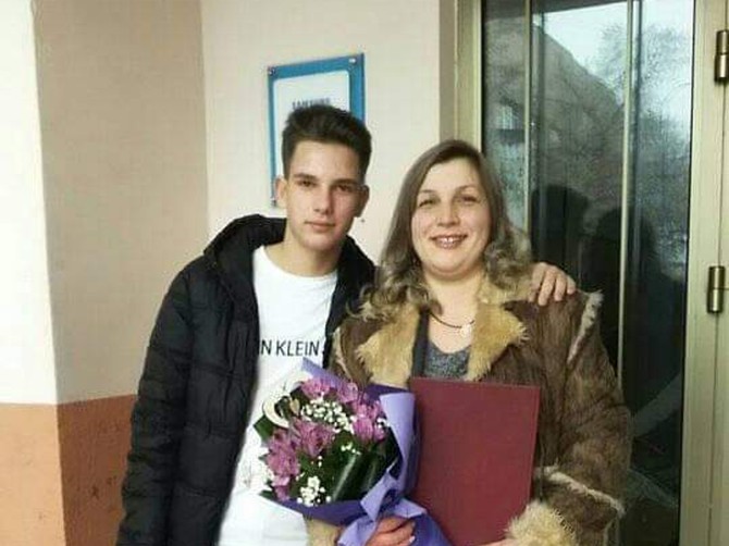 Dijana Kostić nakon odbrane master rada sa sinom