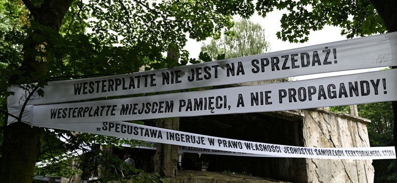 Muzeum Gdańska zdjęło transparenty rozwieszone wokół ruin na Westerplatte