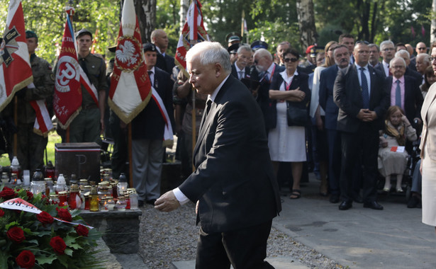 Prezydent, premier, prezes PiS i tłum warszawiaków w godzinę "W" na Powązkach
