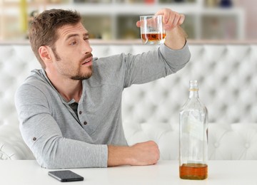 Mi jó torokfájás ellen? Tényleg segít a pálinka, vagy ártunk vele?