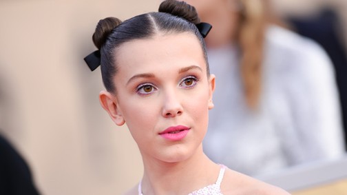 Tornacipőben tarolt a Stranger Things tinisztárja a vörös szőnyegen