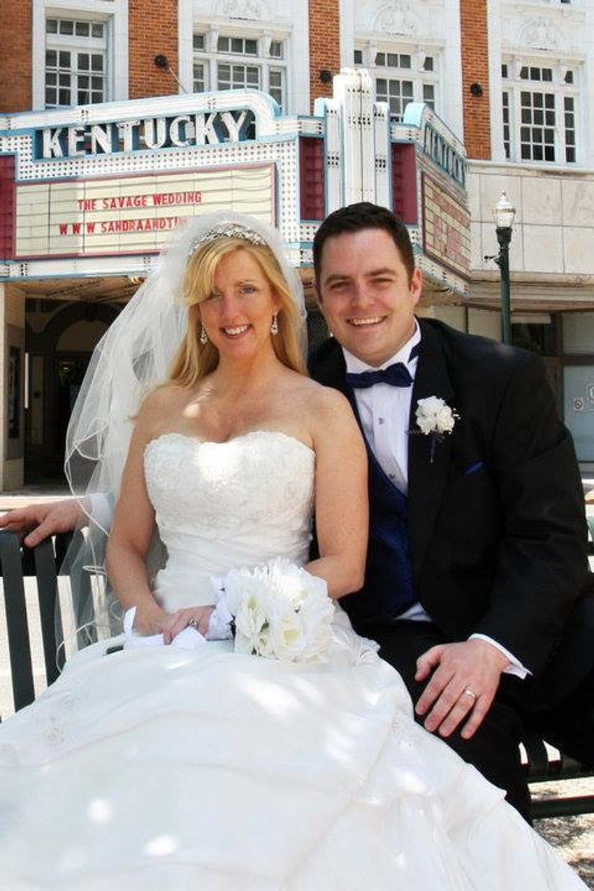 Timoti i njegova supruga Sandra ranije živeli raskalašnim životom U njenim prostorijama svake nedelje u osam ujutro okupi se četrdesetak porno-glumaca, stripera, svingera i drugih radnika iz porno-industrije. Mnogi koji rade u striptiz barovima na misu dolaze posle posla.