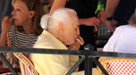 97-letni Kirk Douglas z żoną na lunchu