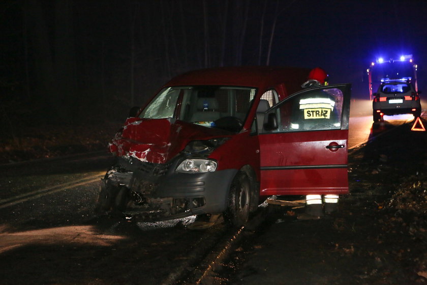 Kierowca vw caddy wjechał w busa, którym podróżowały dzieci