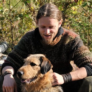 Dr Bartosz Pirga, badacz wilków, biolog. Od 1995 roku zajmuje się badaniami terenowymi dużych drapieżników w Bieszczadach. Pracuje w Bieszczadzkim Parku Narodowym