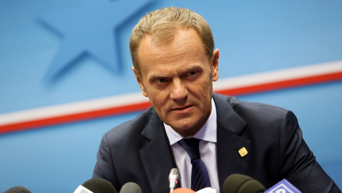 Premier Donald Tusk poinformował w Brukseli, że w najbliższą środę spotka się z inicjatorami obywatelskiego wniosku o referenedum m.in. w sprawie obowiązku szkolnego dla sześciolatków.